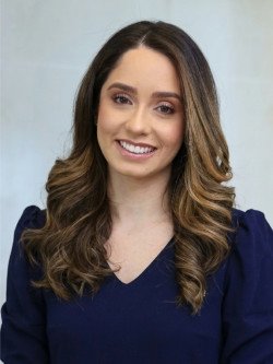 Dra. Débora Pereira Diniz Correia Barcellos - CRO/RS 21612